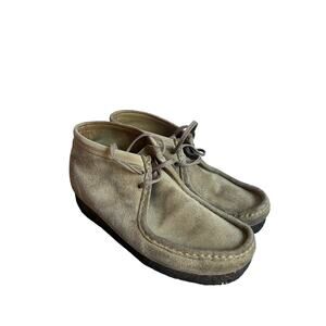 Clark Wallabee boots tan, beige size 8